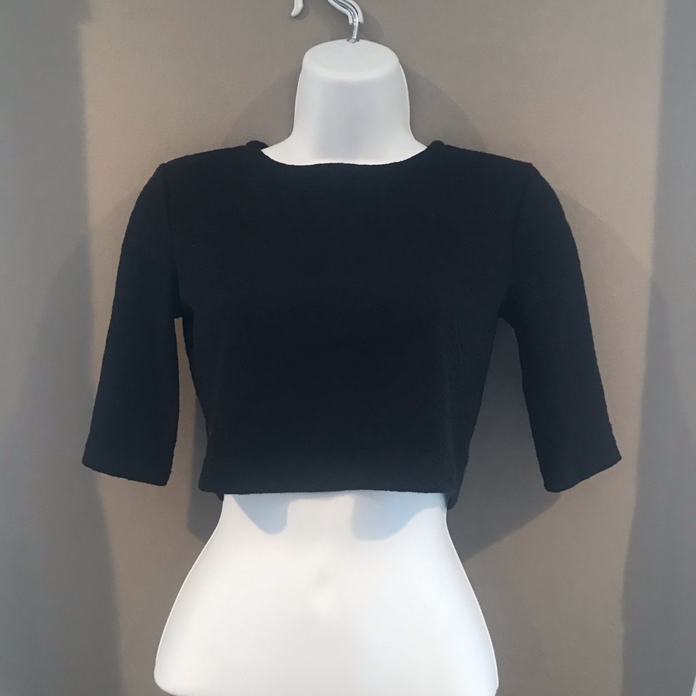 Cropped textured black top